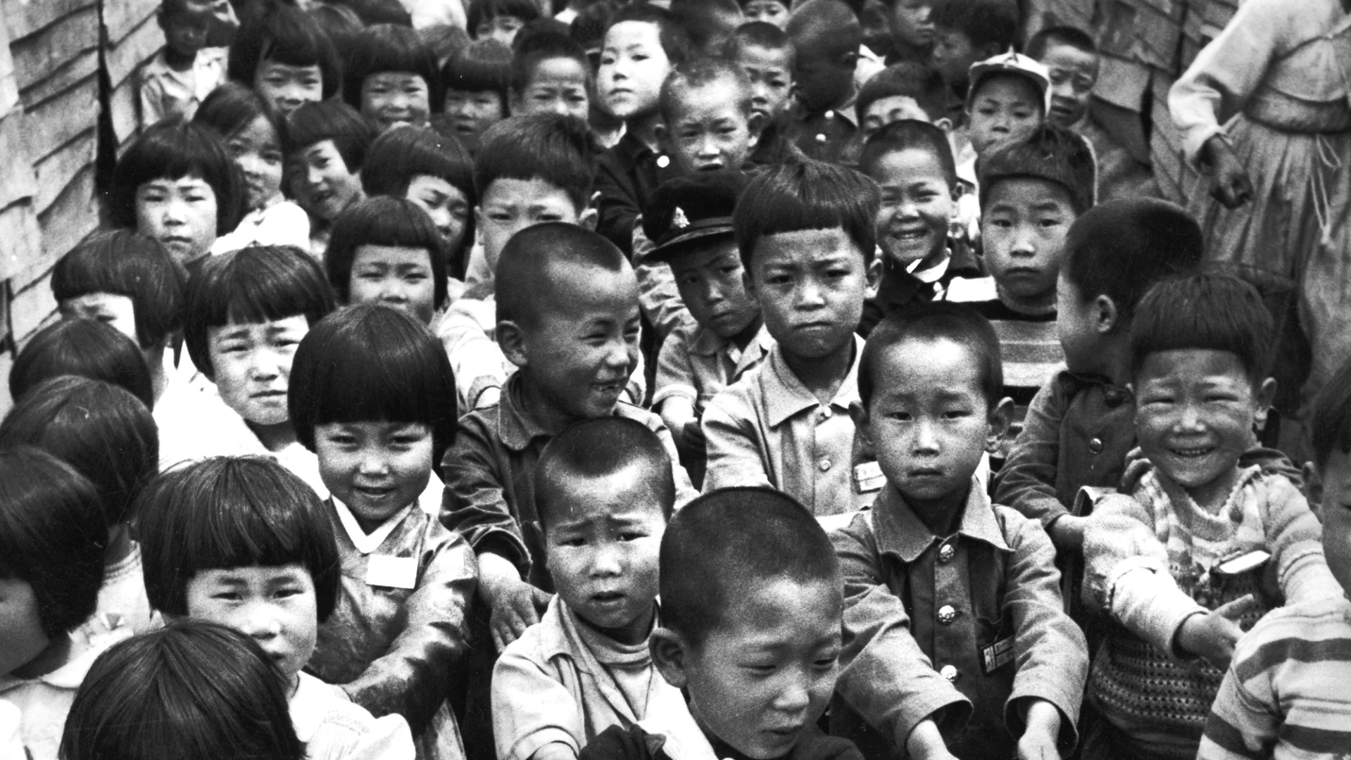 1955년 7월 16일. 한국 전쟁 고아가 된 아이들이 한국의 부산에 있는 어린이 보호 시설에서 보살핌을 받고 있다.