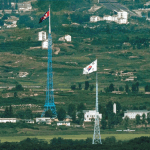 남북한 접경 지역에서 바라본 북한 국기(뒤쪽)와 남한 국기(앞쪽)가 바람에 펄럭이고 있다.