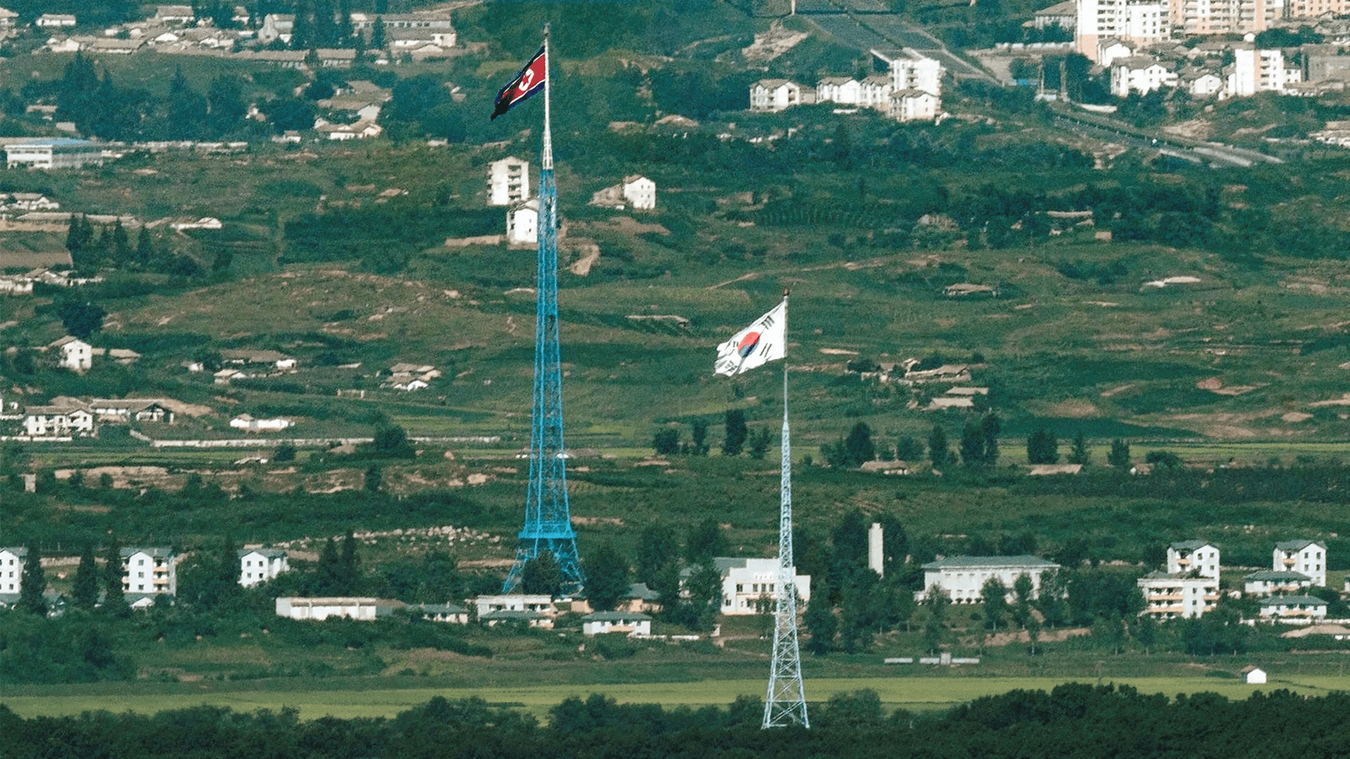 남북한 접경 지역에서 바라본 북한 국기(뒤쪽)와 남한 국기(앞쪽)가 바람에 펄럭이고 있다.