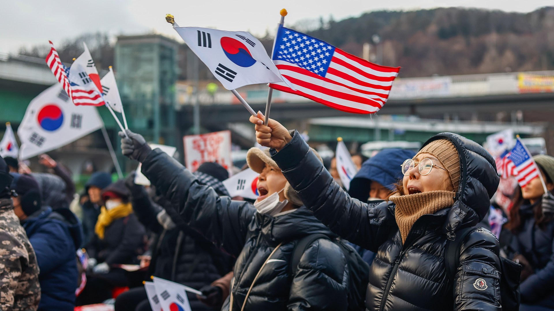 한국 서울에서 탄핵당한 윤석열 대통령을 지지하는 집회에 참여한 사람들
