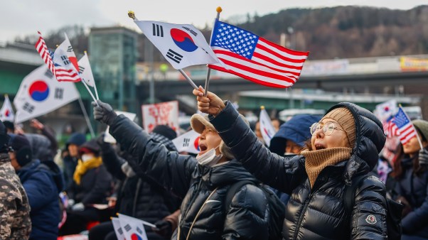 한국 서울에서 탄핵당한 윤석열 대통령을 지지하는 집회에 참여한 사람들